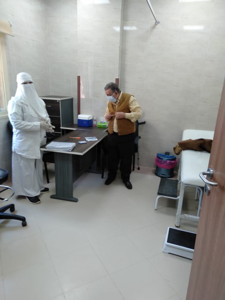 تطعيم المواطنين بلقاح كورونا بمستشفى سمالوط النموذجى بالمنيا