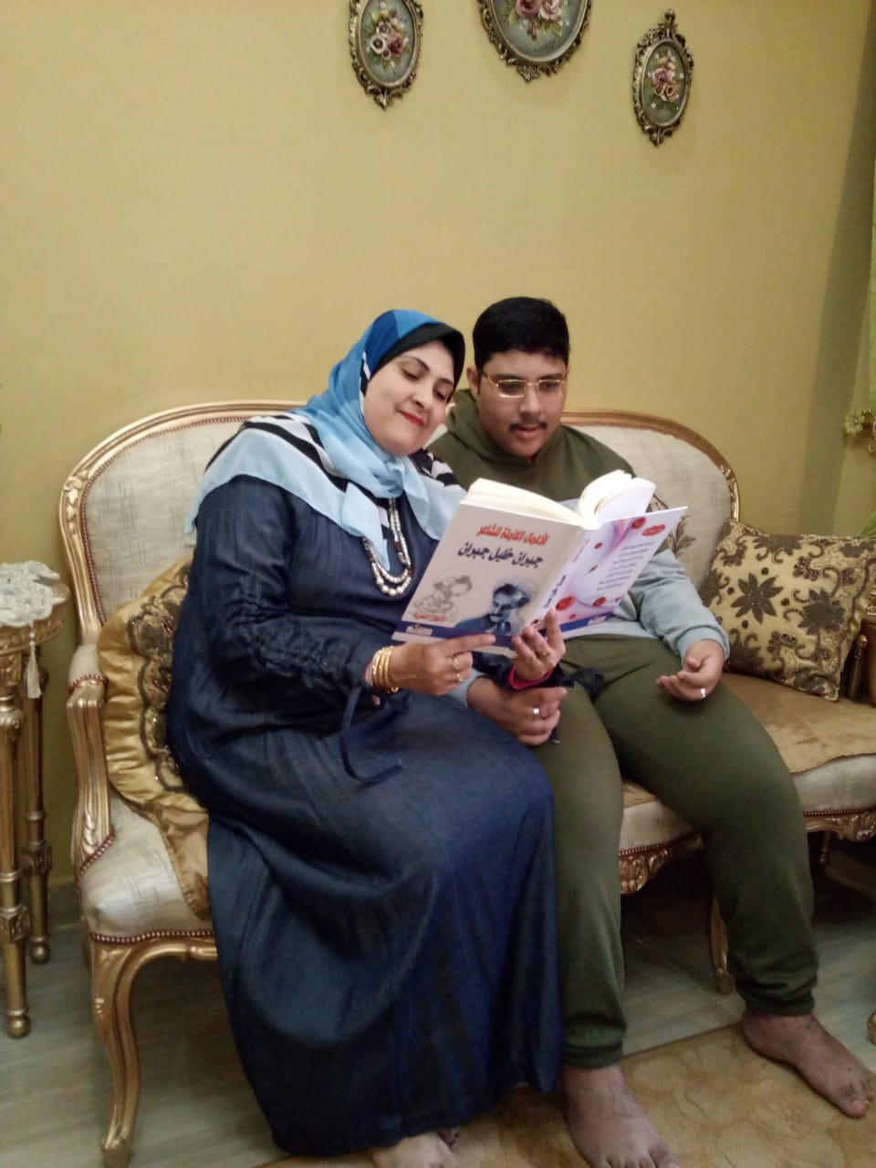 احمد ووالدته
