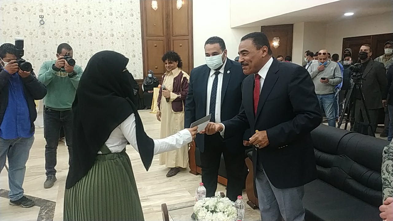 اللواء خالد شعيب ومسئول تحيا مصر يسلمان العرائس الهدايا