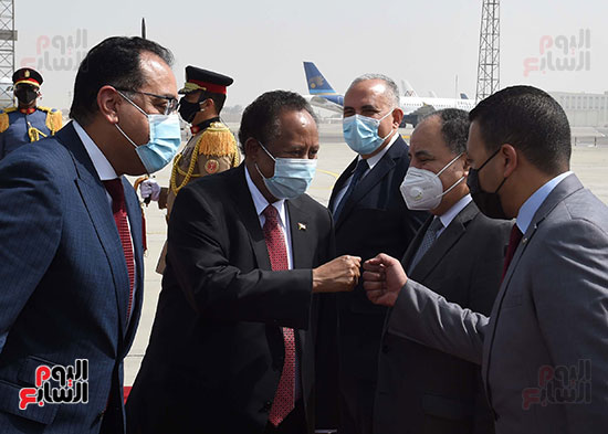 رئيس وزراء السودان يلقى التحية على الوفد المصرى