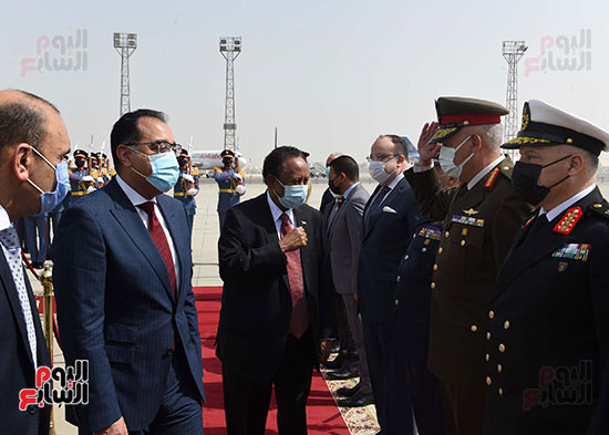 رئيس الوزراء يستقبل نظيره السودانى بمطار القاهرة