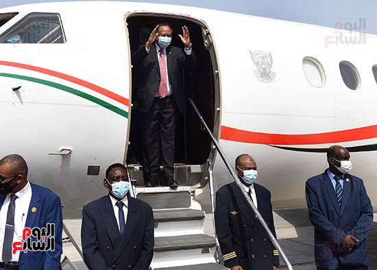 رئيس وزراء السودان يصل مصر