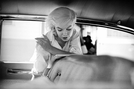 مارلين مونرو في سيارتها عام 1960