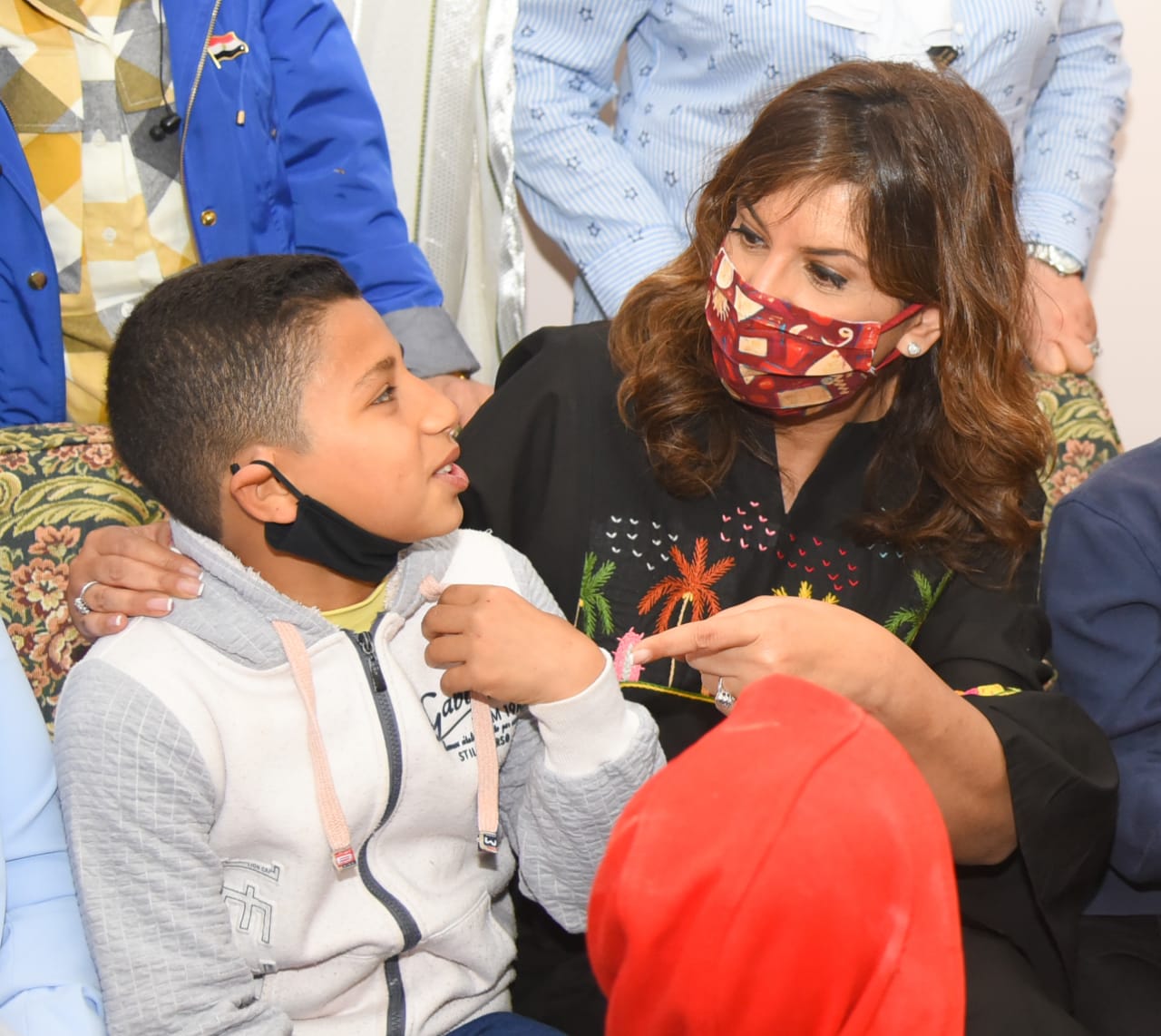وزيرة الهجرة تناقش أحد أطفال الواحات
