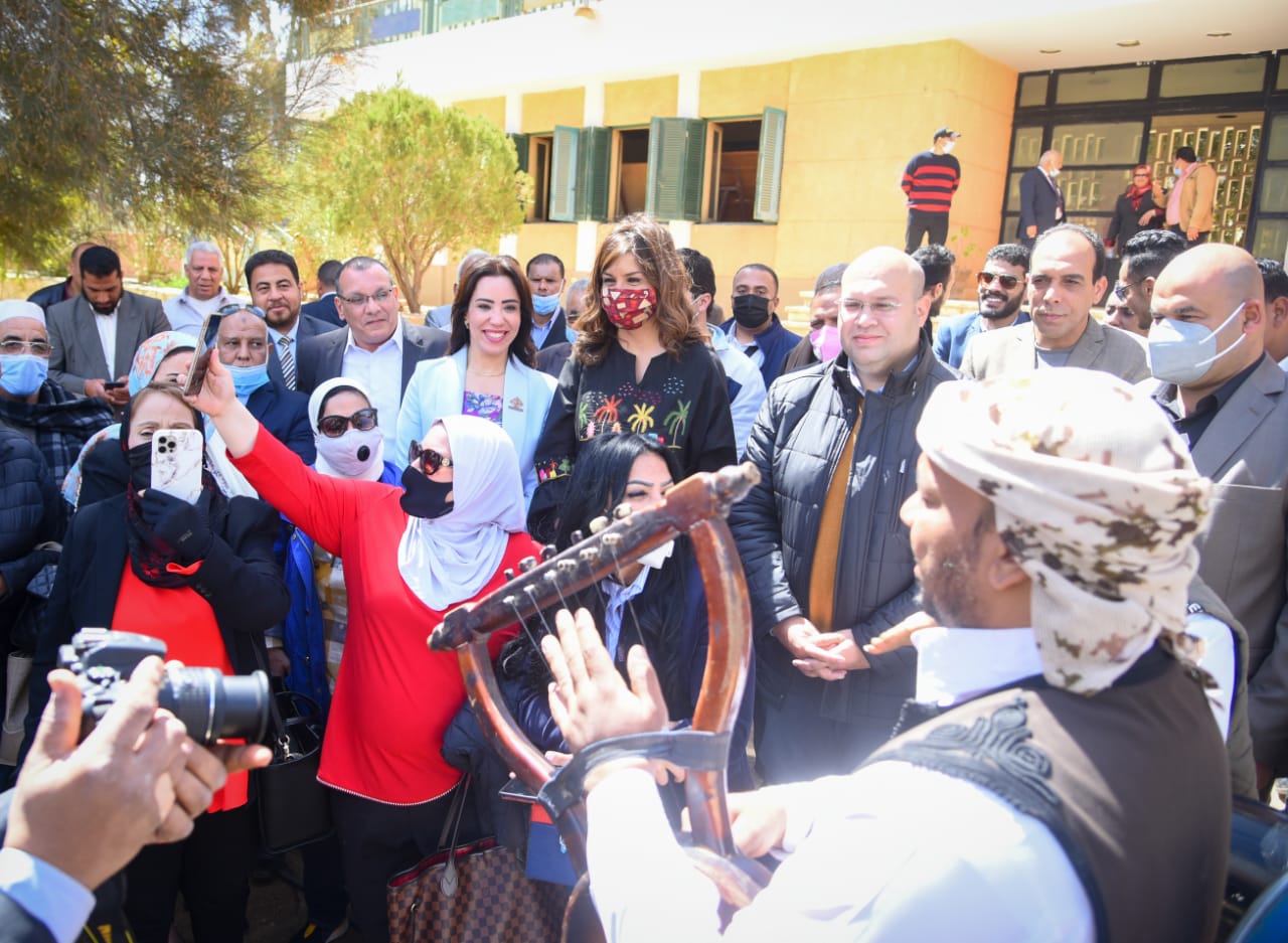 وزيرة الهجرة السفيرة نبيلة مكرم خلال زيارتها الواحات