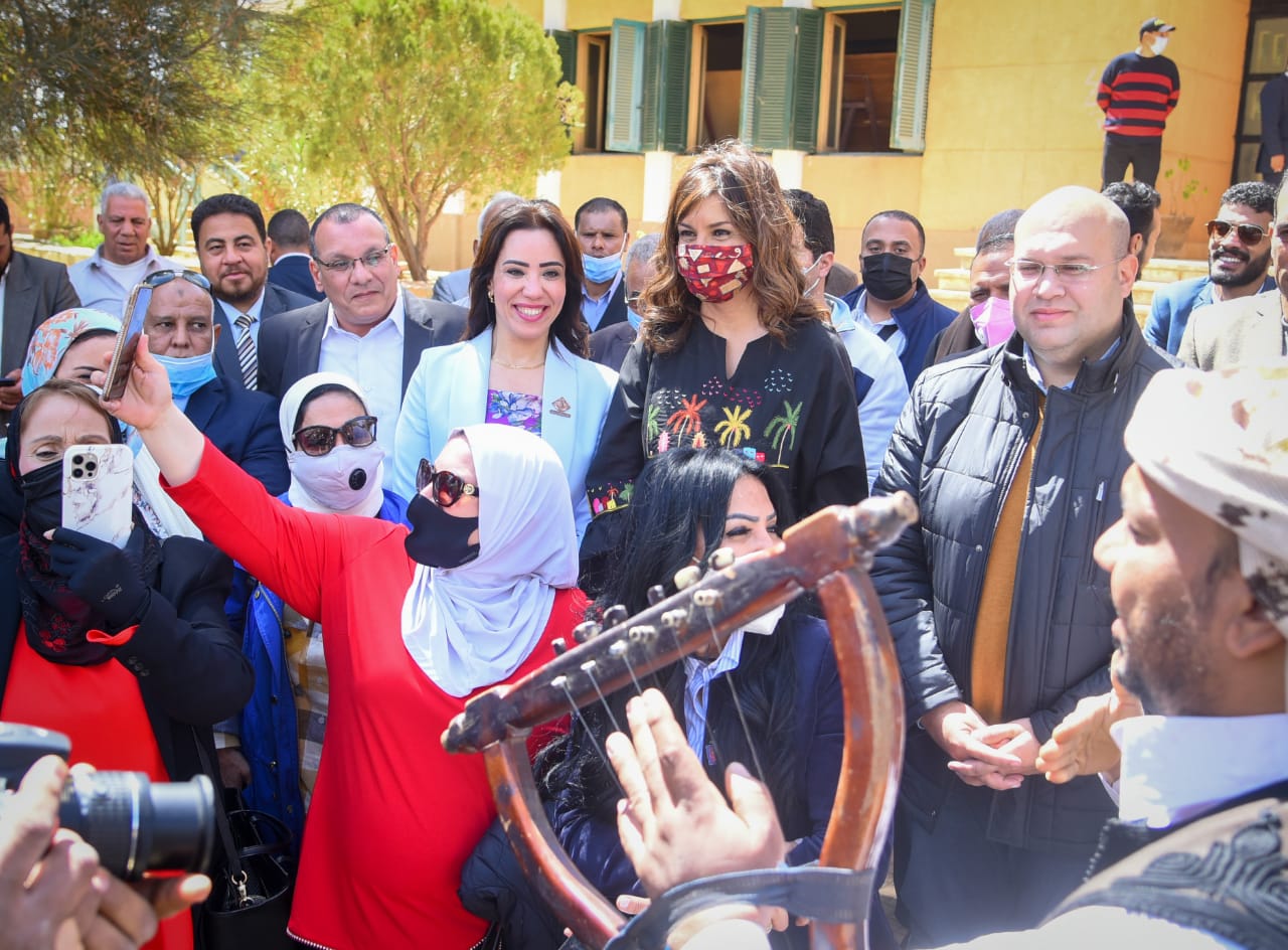 أهالى الواحات يستقبلون وزيرة الهجرة وسيدات مصر بالخارج على أنغام السمسمية