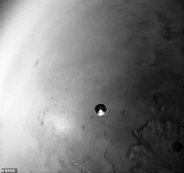 كاميرا مركبة المريخ تلتقط الصور من أعلى كاميرا مركبة المريخ تلتقط الصور من أعلى