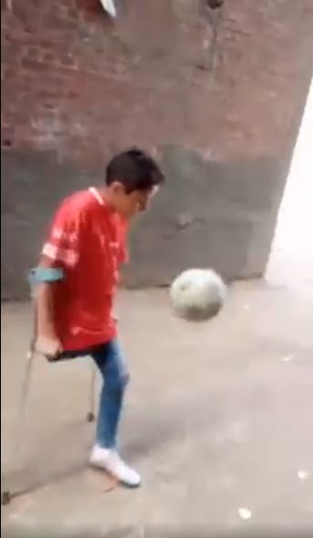 عمر أيمن يستعرض مهاراته في كرة القدم