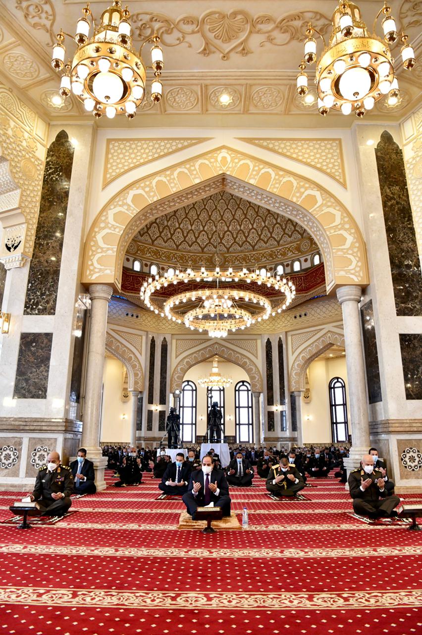 الرئيس السيسى يؤدي صلاة الجمعة بمسجد المشير