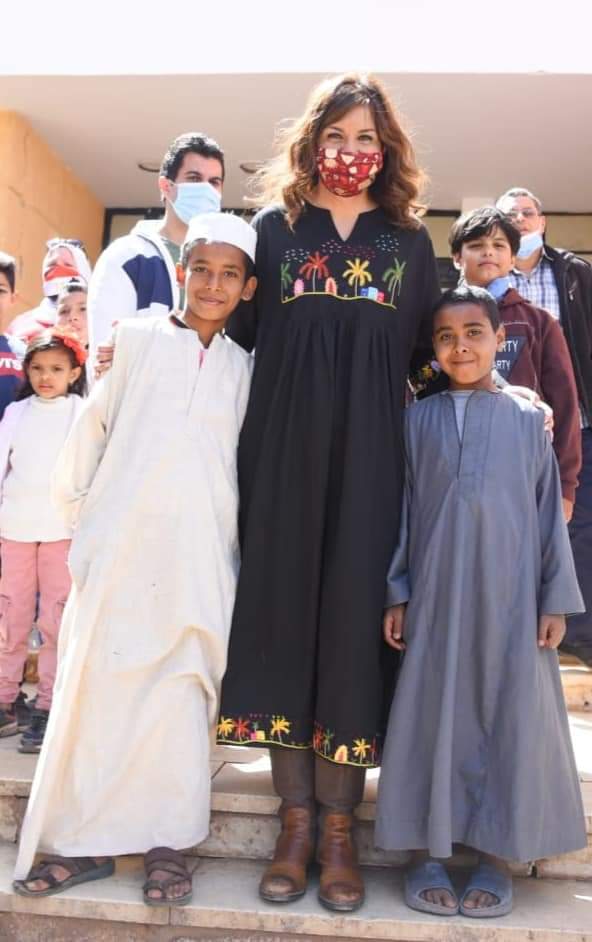 320211217723889-وزيرة الهجرة تلتقط صورا مع أطفال الواحات