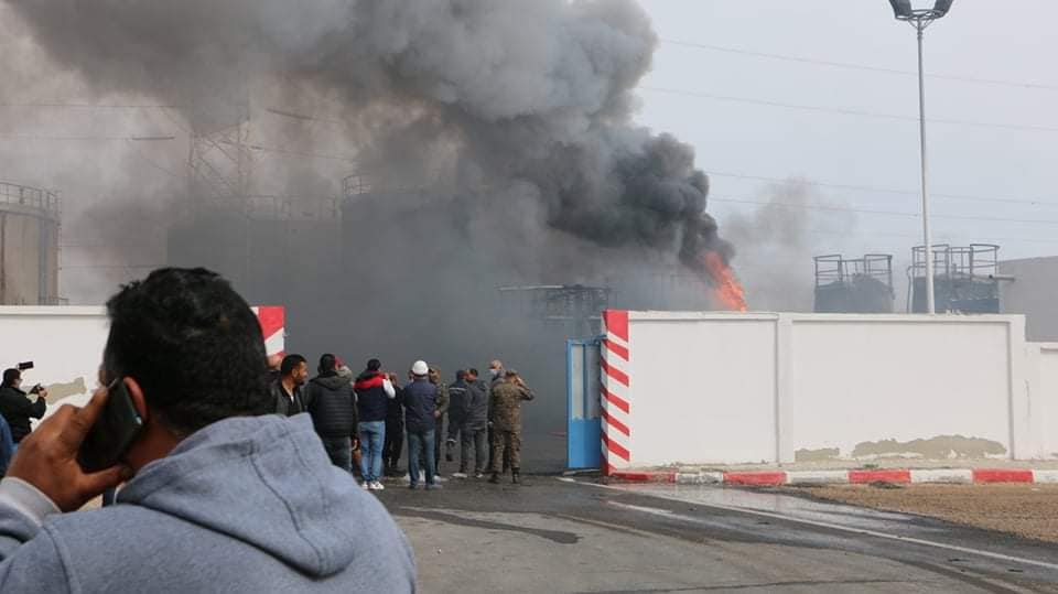 حريق مصنع الزفت والأسفلت فى ولاية قابس (2)