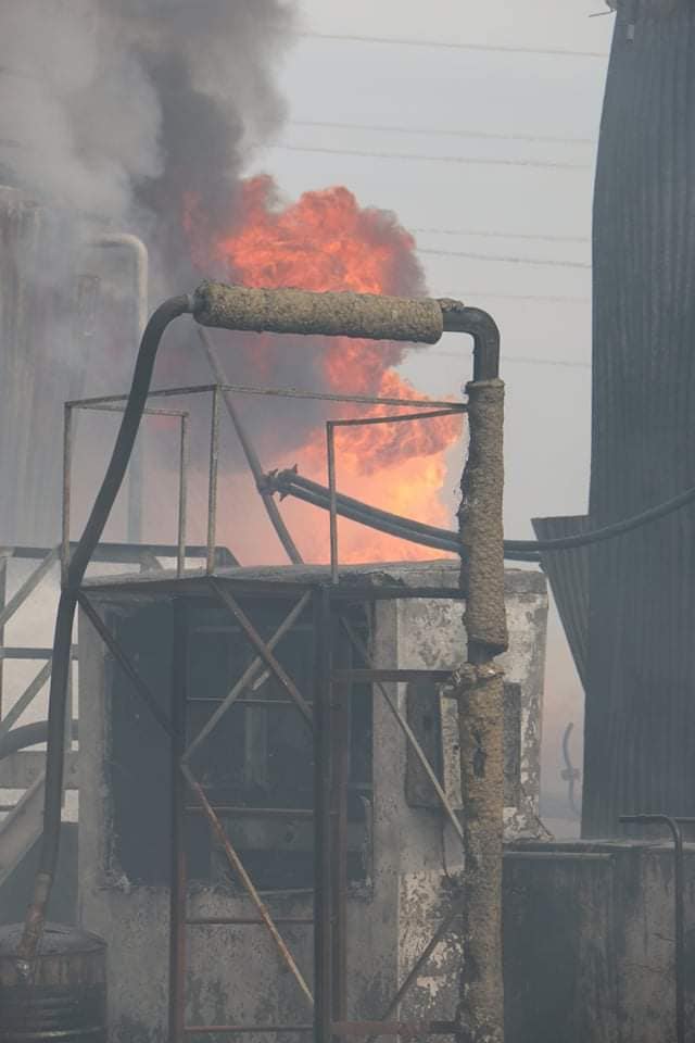 حريق مصنع الزفت والأسفلت فى ولاية قابس (9)