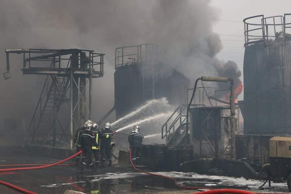 حريق مصنع الزفت والأسفلت فى ولاية قابس (7)