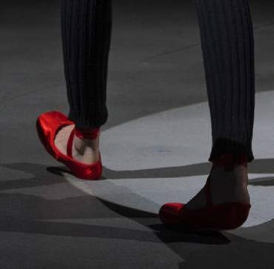 حذاء باللون الأحمر (1)