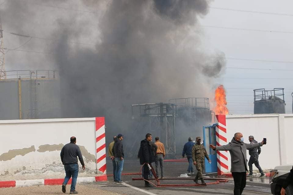 حريق مصنع الزفت والأسفلت فى ولاية قابس (4)