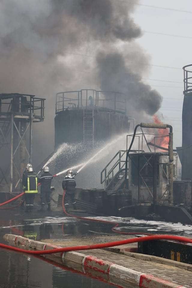 حريق مصنع الزفت والأسفلت فى ولاية قابس (8)