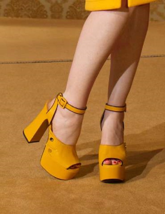 حذاء أصفر من موسكينو Moschino