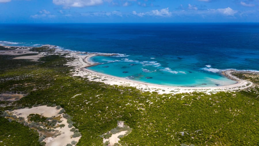 احدى شواطئ الجزيرة الكاربية المعروضة للبيع