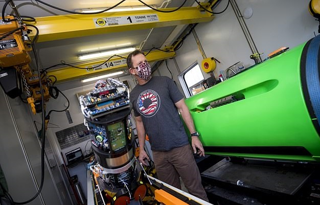 روبوتات لتحديد براميل مواد سامة تحت سطح البحر في لوس أنجلوس (1)