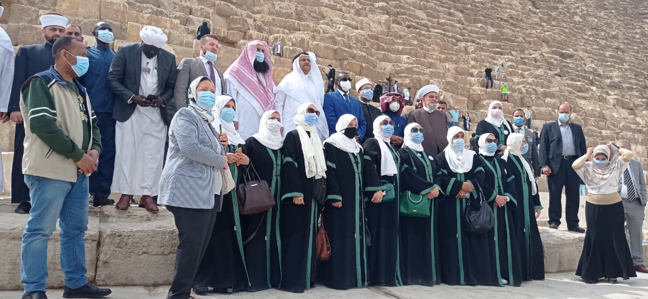 الوفود المشاركة بمؤتمر حوار الأديان خلال زيارتهم الأهرامات
