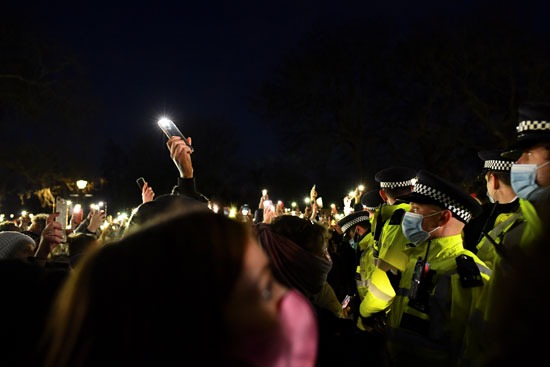 الشرطة البريطانية أمام نساء محتجات - رويترز
