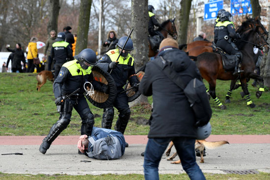 قوات الأمن الهولندية تواجه الاحتجاجات بالقوة