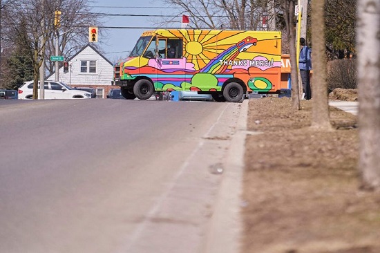 عربة نقل تابعة لكندا بوست مرسوم عليها أعمال فنية ملونة
