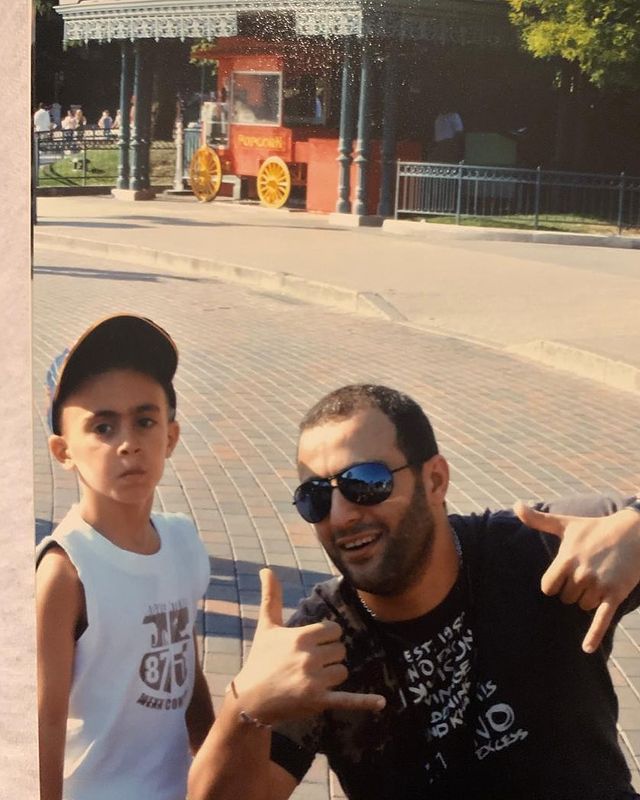 احمد السقا مع ابنه ياسين فى باريس