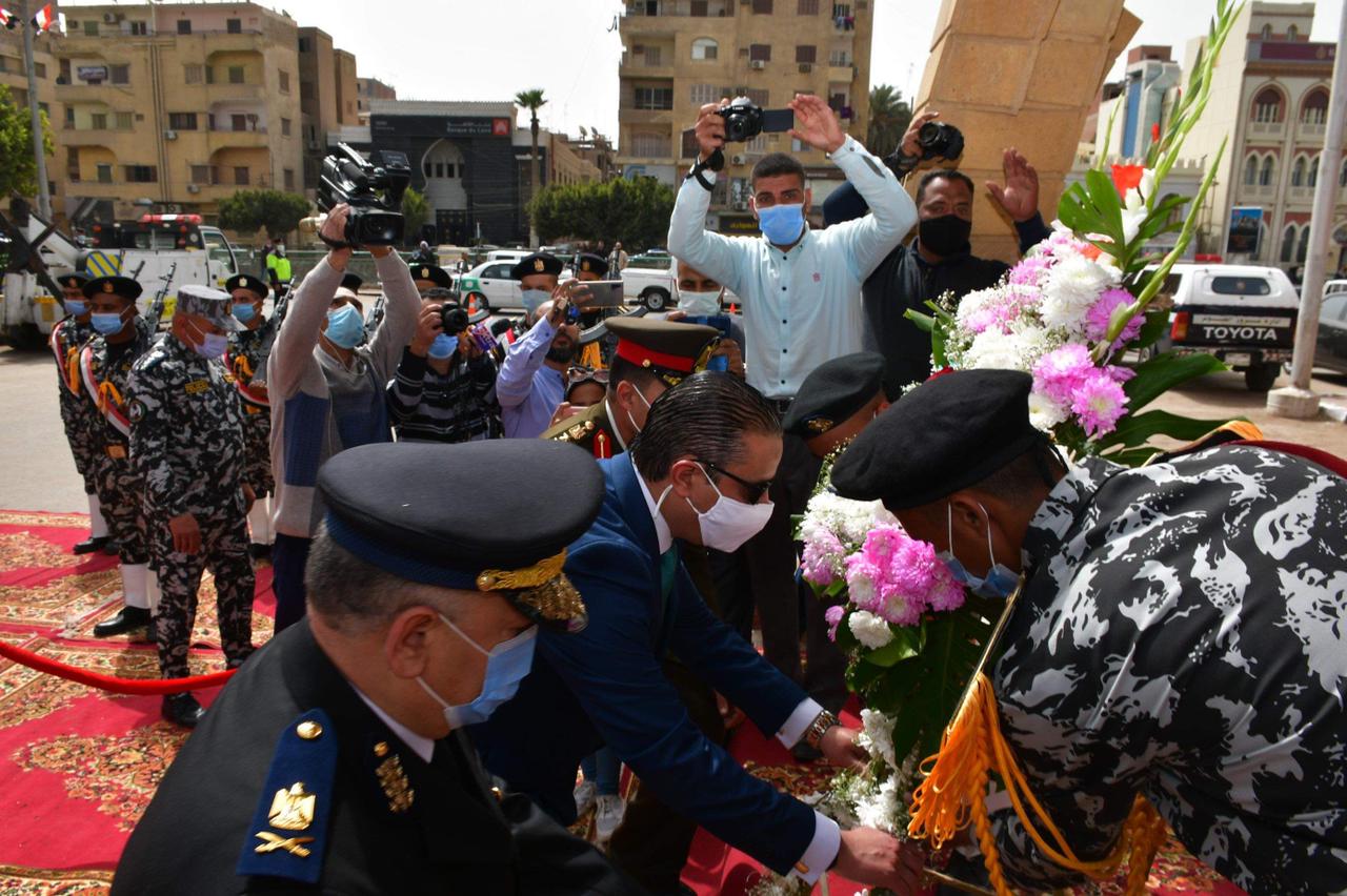 محافظ الفيوم يضح اكليل الزهور على قبر الجندى المجهول
