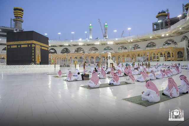  الصلاة داخل المسجد الحرام بزمن كورونا × 10 صور  49384-المصلــين
