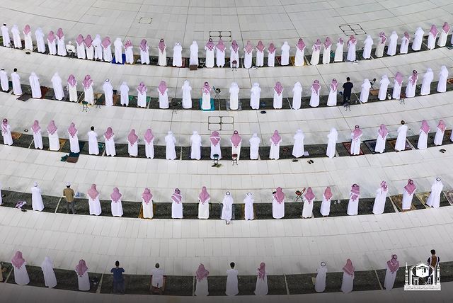  الصلاة داخل المسجد الحرام بزمن كورونا × 10 صور  65279-المصلين