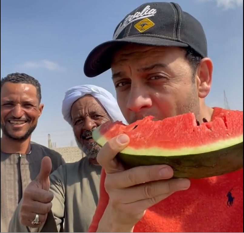 مصطفى قمر يتناول البطيخ