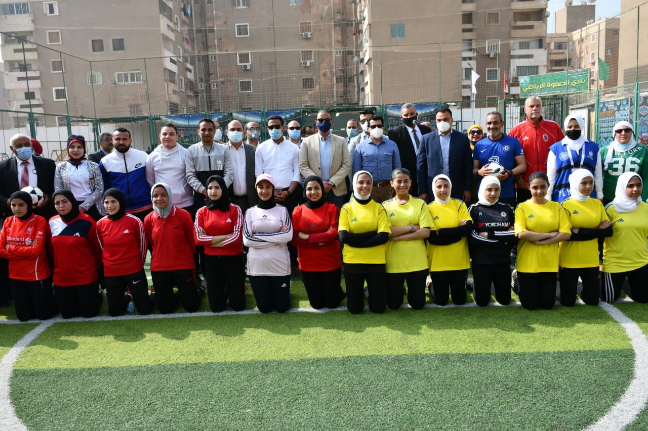 وزير الشباب والرياضة مع فريق كرة القدم من الفتايات