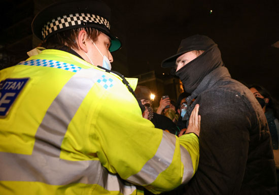 الشرطة تعتقل أحد المتظاهرين