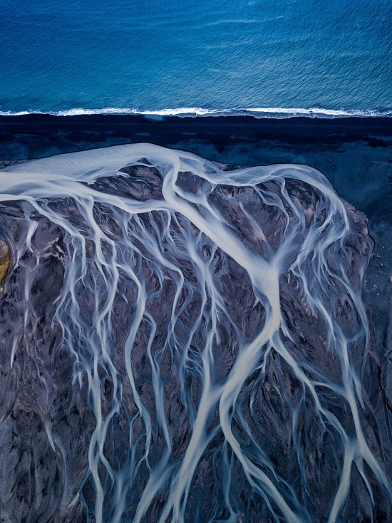 نهر جليدي يتدفق إلى المحيط الأطلسي.. الجائزة الذهبية في فن الطبيعة