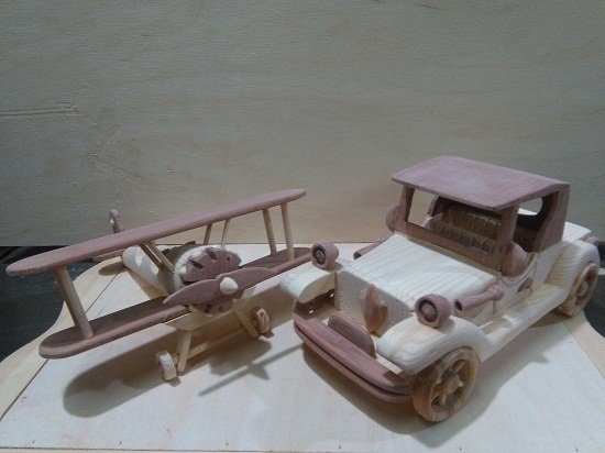 سيارة وطائرة خشبية