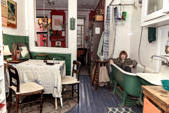 ليز دافي آدامز.. تم تصويرها في منزلها في إيست فيليدج