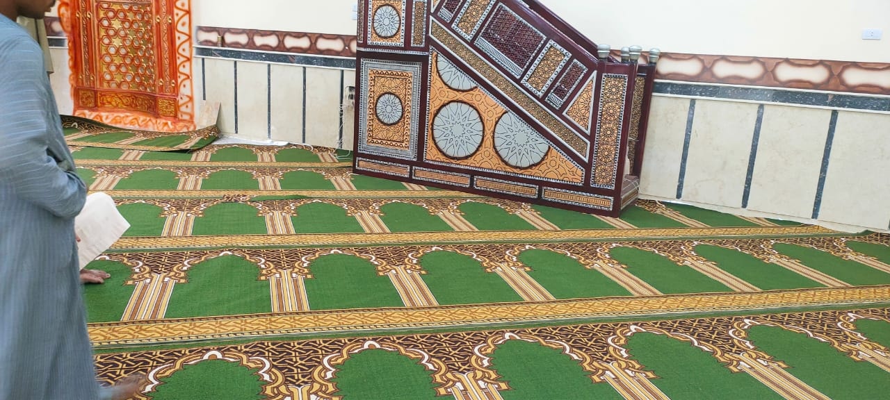 فرش مسجد الحسين تمهيداً لإفتتاحه باسنا