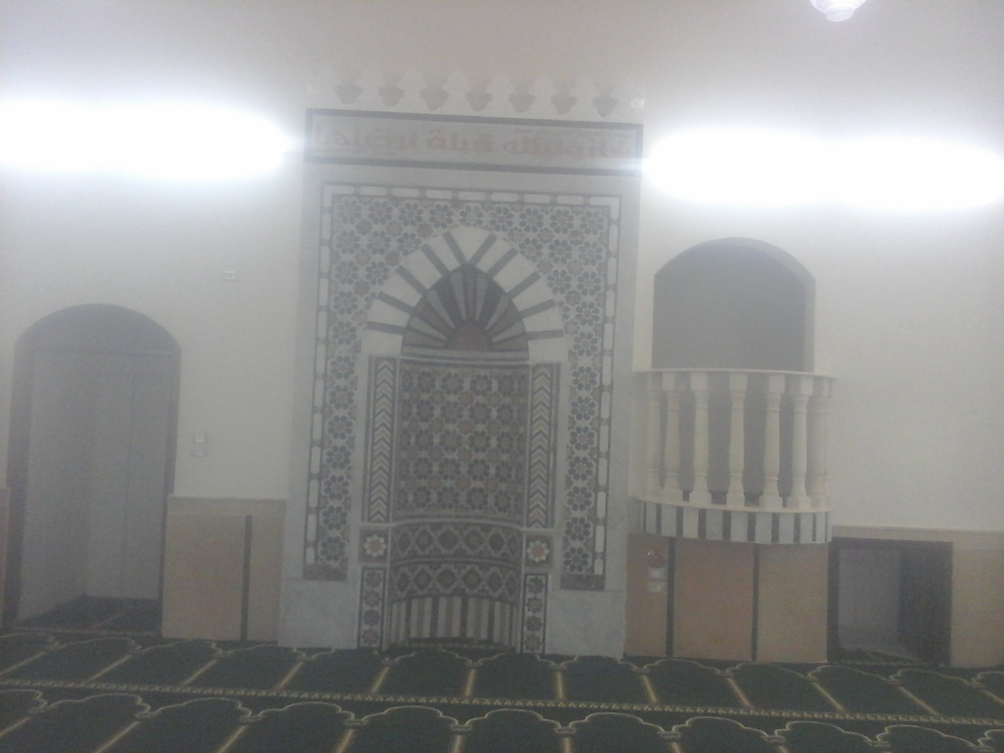 جانب من فرش مسجد الخوالد قبل افتتاحه الجمعة