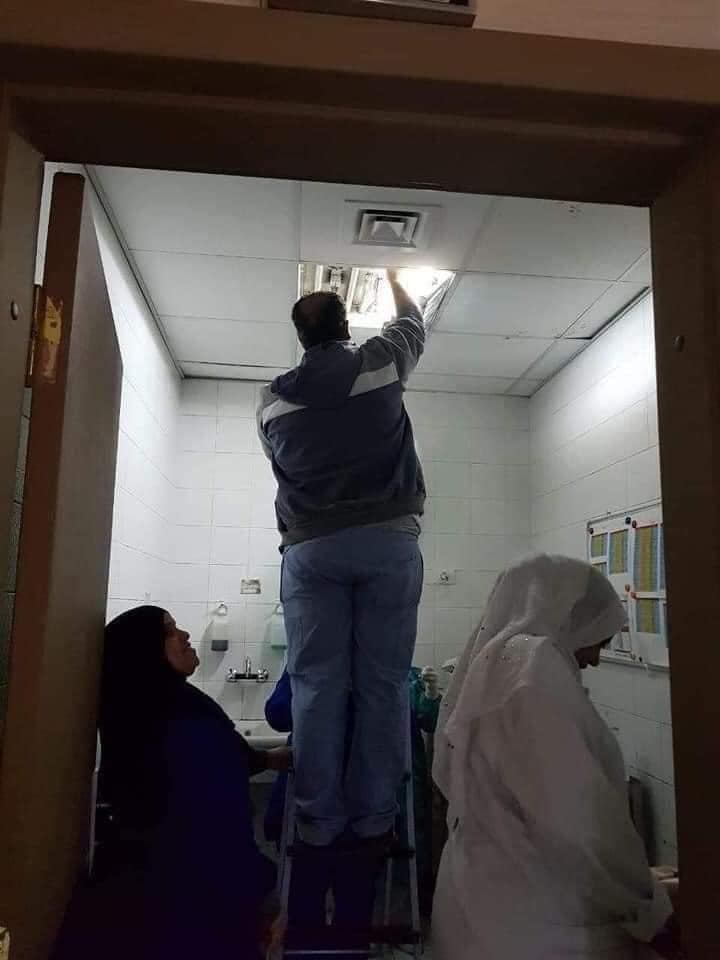 الشهيد  الدكتور محمد حشاد أثناء مشاركته بأعمال الصيانة بالمستشفى
