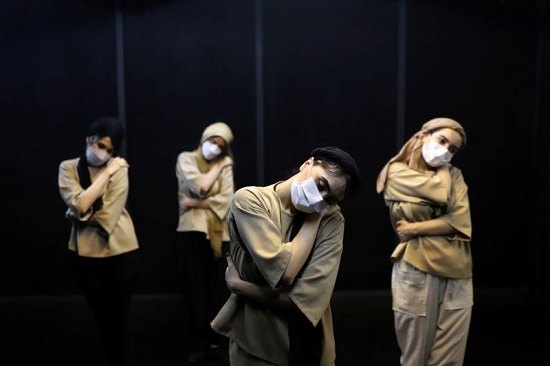 معلمة الرقص بشرى تتدرب مع أعضاء فريقها في طهران