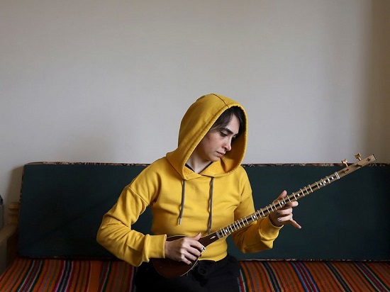 بشرى معلمة الرقص تعزف على السيتار في منزلها في طهران
