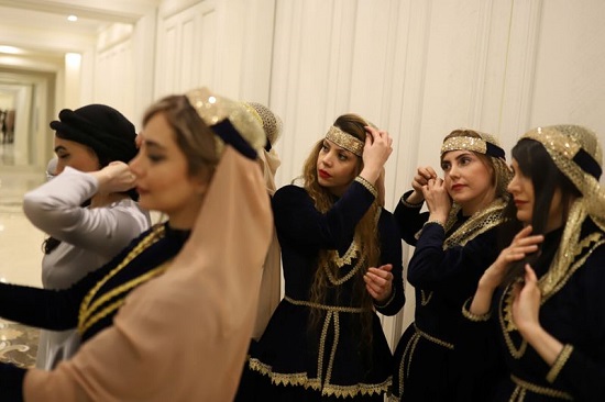 أعضاء فرقة بشرى للرقص يستعدون لجلسة تدريبية في طهران