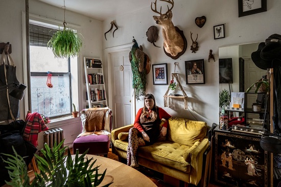 ميتا هيلمان.. تم تصويرها في منزلها في إيست فيليدج في مانهاتن