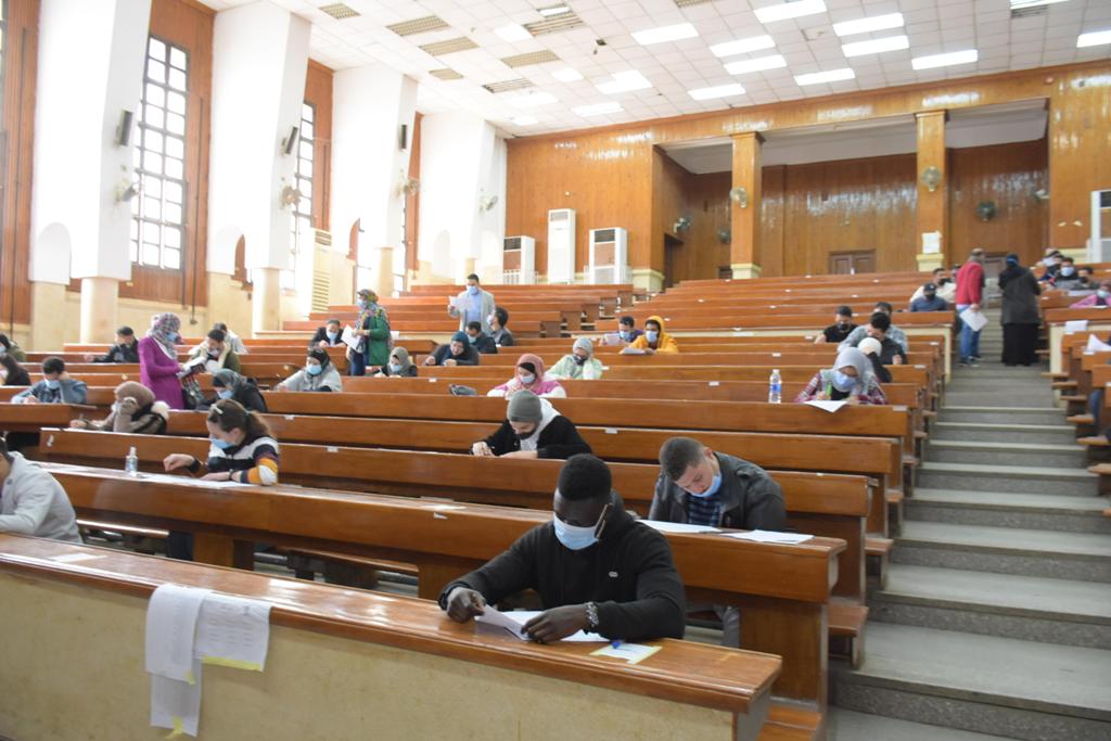 تطبيق إجراءات الوقاية من كورونا داخل قاعات الامتحانات بجامعة القاهرة