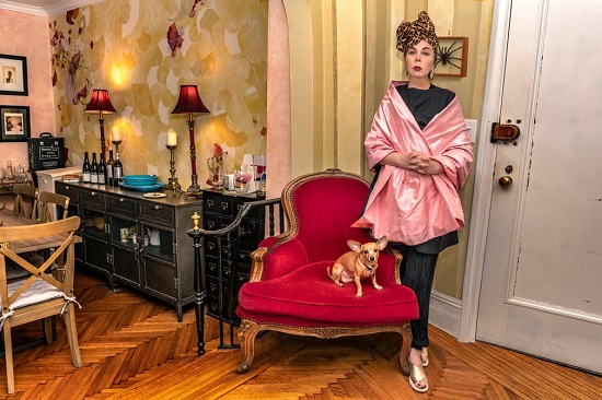 سوزان ملوك. تم تصويرها مع كلبها بيلا في منزلها في سنترال بارك