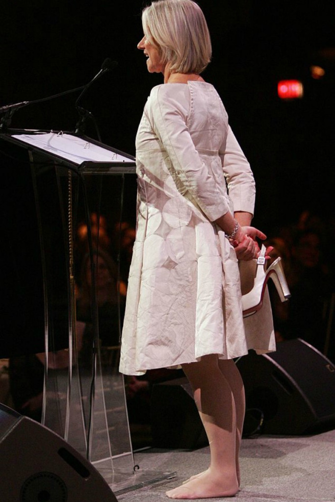 هيلين ميرين تخلت عن حذاءها أثناء نيلها أحد الجوائز وهى على المسرح