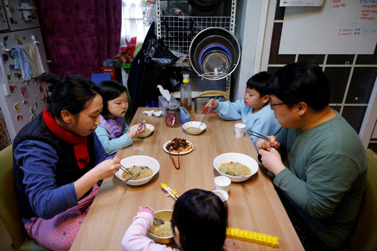 الأطفال يتناولون الغداء مع والدتهم ، جي-هوي