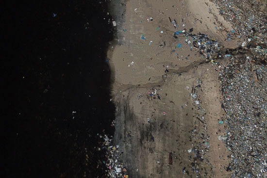 القمامة التي تم التخلص منها على شاطئ خليج جوانابارا في ريو دي جانيرو