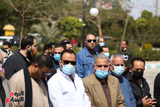الكاتب الصحفى وائل السمرى ضمن حضور جنازة شاكر عبد الحميد